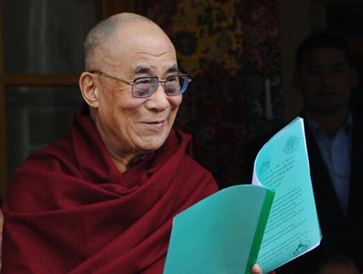 Indijā mītošais Tibetas garīgais līderis Dalailama ceturtdien paziņoja, ka plāno atkāpties no trimdas kustības politiskās vadības