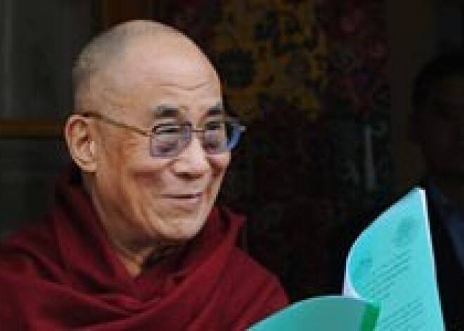 Dalailama atteiksies no tibetiešu politiskā vadītāja lomas