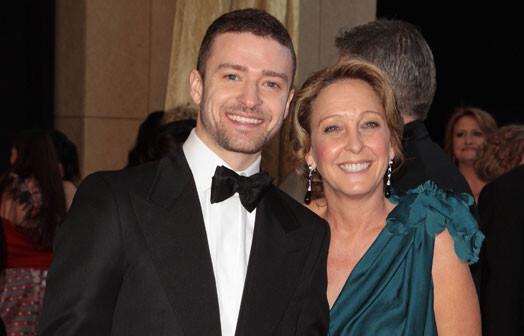 Слухи о том, что у пары не все ладно, появились после того, как на церемонии «Оскар» Джастин появился со своей мамой Линн Харлес, а не с Джессикой