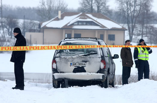 Ar policijas lentu norobežotā vieta Bebru ielas galā pie Daugavas, kur atrasta tumšas krāsas automašīna "Chrysler Voyager", ar kuru pārvietojās noziedznieki, kuri uzbruka spēļu zālei "Fēnikss".