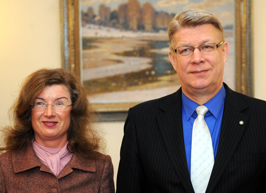 Visbiežāk minētie prezidenta amata kandidāti ir valsts kontroliere Ingūna Sudraba un šī brīža Latvijas galva Valdis Zatlers.