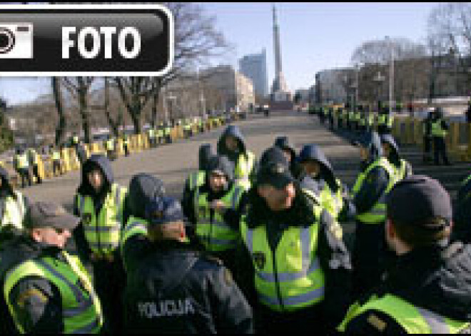 Šodien Leģionāru diena. Pie Brīvības pieminekļa simtiem policistu