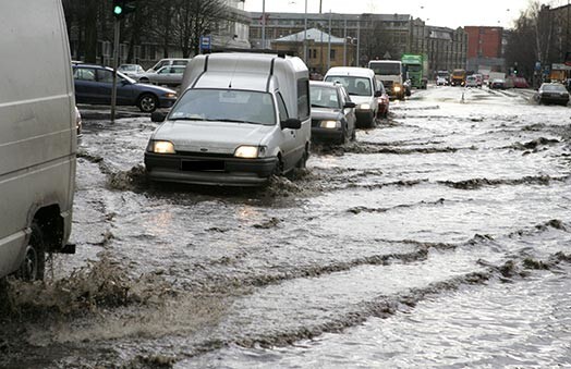 Plūdu situāciju sarežģī ne tikai dabas stihija, bet arī nesaskaņota būvniecība pie novadgrāvjiem, neievērojot aizsargjoslas, kas apgrūtina novadgrāvju ekspluatāciju