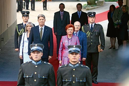 Valsts prezidents Valdis Zatlers un bijusī Valsts prezidente Vaira Vīķe-Freiberga pilnvaru pārņemšanas ceremonijā 2007. gada 8. jūlijā pie Rīgas pils.