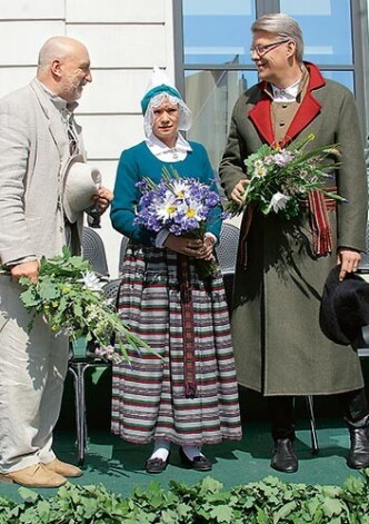 Valsts prezidents Valdis Zatlers kopā ar dzīvesbiedri Lilitu un bijušo premjeru Ivaru Godmani Dziesmu un deju svētku gājiena laikā 2008. gada jūlijā.