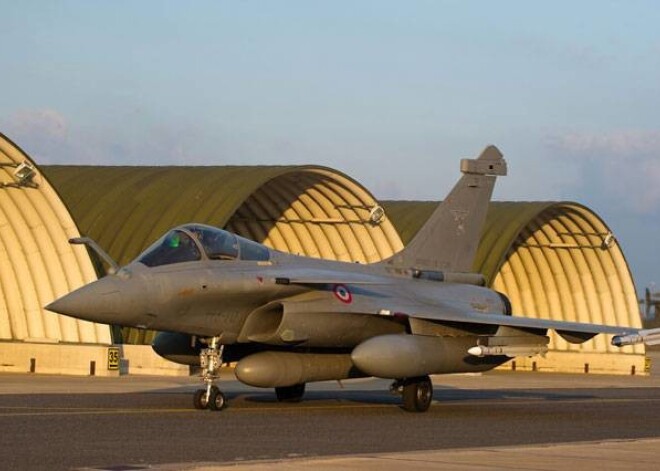 1. Franču iznīcinātājs gatavojas pacelties gaisā, lai dotos uz Lībiju