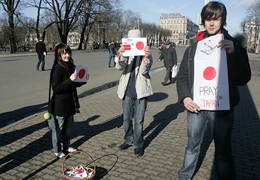 Jaunieši noliek 1000 papīra dzērvīšu pie Japānas vēstniecības