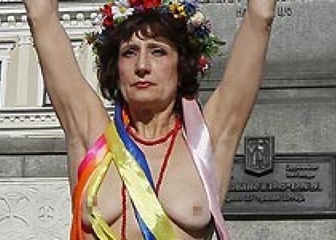 Бабушка показала грудь, протестуя против повышения пенсионного возраста