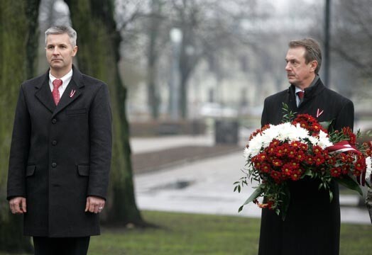 Aizsardzības ministrs Artis Pabriks nule nācis klajā ar paziņojumu, ka latviešiem ir morāls pienākums iestāties pret Kadafi režīmu Lībijā. Citos gadījumos šie „morālie pienākumi” gan tiek aizmirsti.
