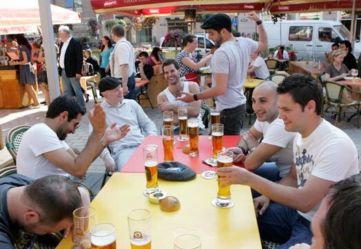 • Vecrīgas lielākajos un populārākajos alus dārzos šovasar galvenie noteicēji jau būs maskavieši. Arī pērnvasar ar lielu pompu atklātajā „Eglē” nu saimniekos Krievijas uzņēmēji.