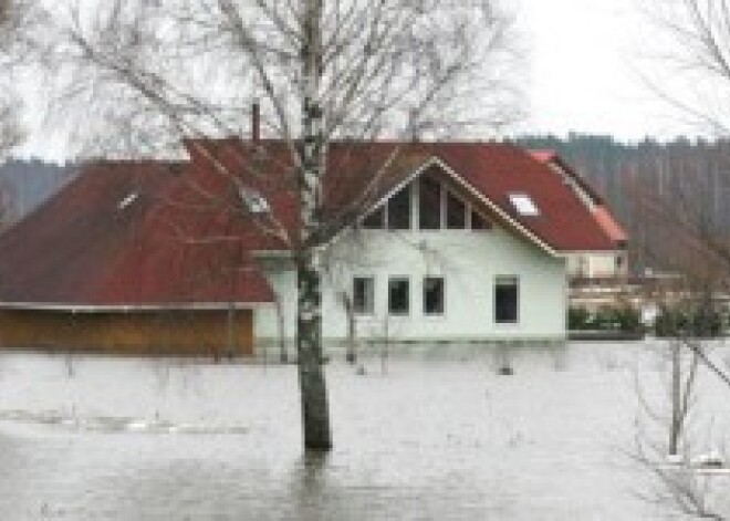 На Лиелупе из-за ледового затора быстро поднимается вода