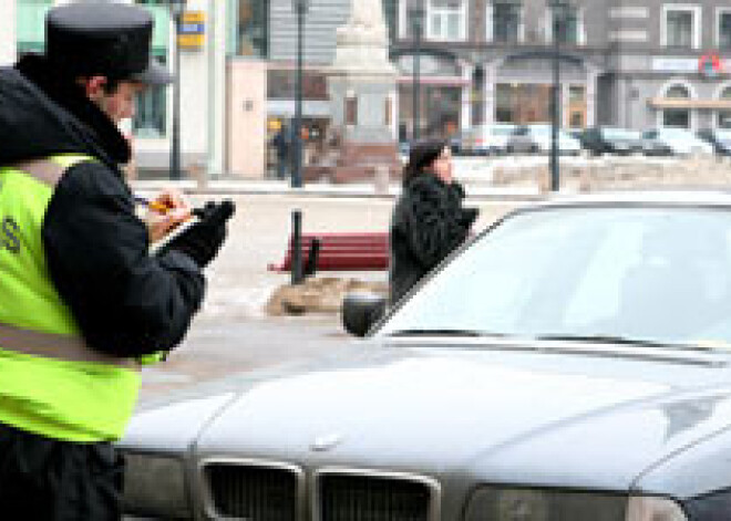 Par kukuļa pieprasīšanu un pieņemšanu aizturēti divi policisti