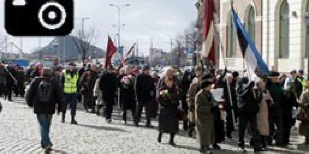Rīgas centrā piemin 25. marta deportācijas. FOTO