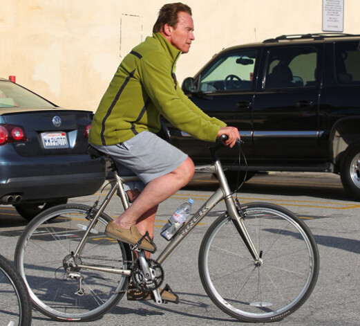 Arnolds Švarcenegers bauda pavasari un pārvietojas ar velosipēdu.