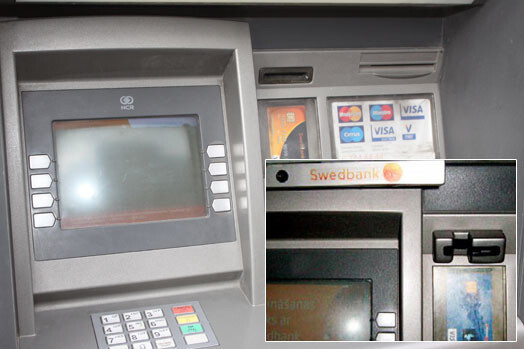На фото слева обычный банкомат Swedbank, а на фото справа ― банкомат с установленным на нем скиммером для считывания данных расчетных карт. На обычном банкомате таких выступов не должно быть!