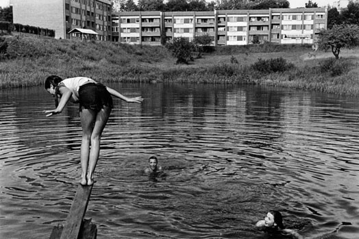 Nacionālajā mākslas muzejā skatāmi 120 latviešu fotogrāfijas meistara Andreja Garnta meistardarbi. Viens no tiem – „ Krāslava.” (1999.g.). No kolekcijas „Pa Latviju”.