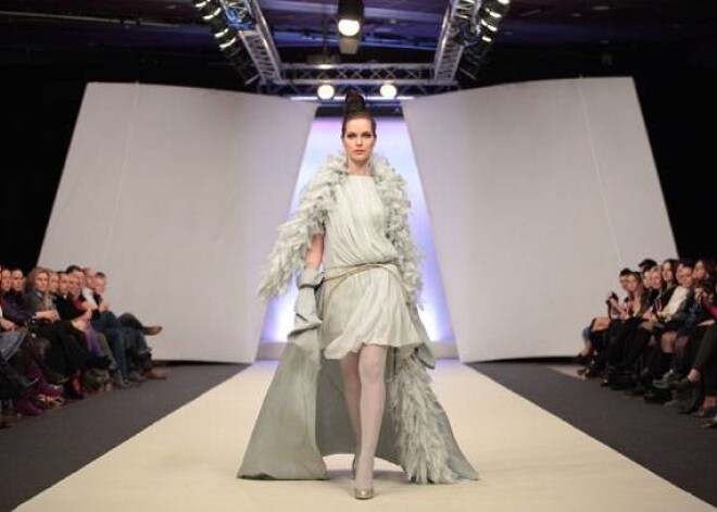 Tērps no Žanetes Auziņas kolekcijas „The Dreams Show” - Riga Fashion Week skatē 2010. gada rudenī.