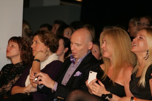 Гордые родители Бернард и Светлана Лоев, сидя в первом ряду, внимательно следили за первыми шагами на модельном поприще своей любимой дочки