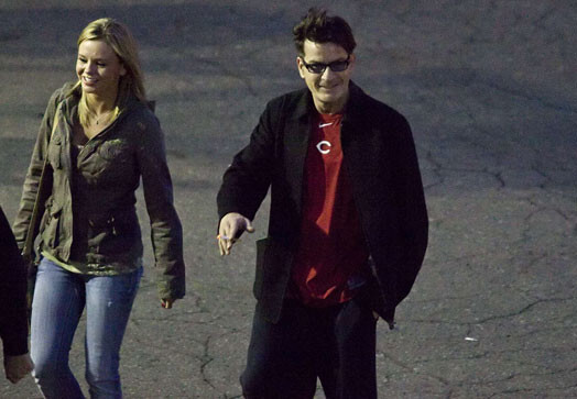 Čārlijs Šīns ierodoties uz savu šovu "Čārlijs Šīns: Mana trakojošā patiesības torpēda/ Sakāve nav variants" Detroitā.