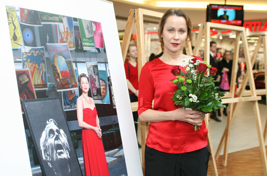 Aktrise Rēzija Kalniņa pie sava izstādes foto.