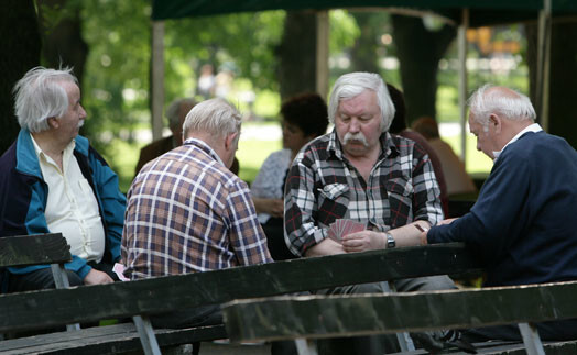 No 2016.gada valdība iecerējusi pakāpeniski par vairākiem gadiem palielināt pensionēšanās vecumu