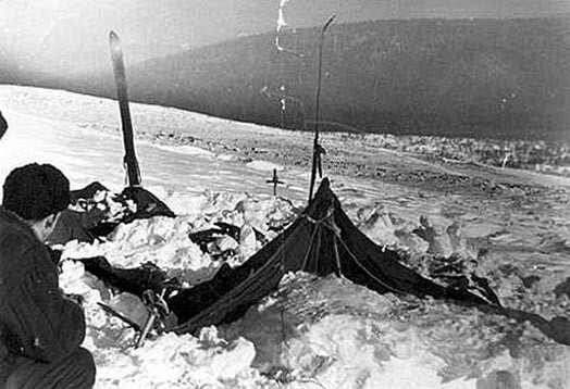 Порезанная палатка и вещи, найденные спасателями. Остается загадкой, почему среди ночи люди покинули ее и в панике бежали