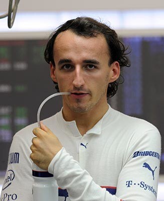 Talantīgais poļu pilots Roberts Kubica pēc smagās avārijas atlabst ātrāk nekā sākotnēji paredzēja mediķi.