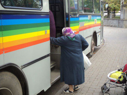 • Kādu daugavpilieti saniknojis pilsētas maršruta autobuss, uz kura sāniem ir uzkrāsota varavīksne. Viņam tajā esot pretīgi kāpt iekšā, jo esot naturālis, nevis gejs.