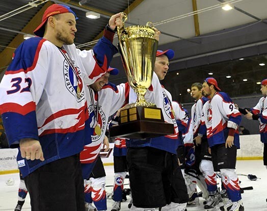 Jādomā, ka šāds Latvijas čempionvienības lēmums nozīmē, ka arī nākamsezon tie Rīgas „Dinamo” hokejisti, kuri nespēs iekļūt KHL komandas sastāvā spēļu praksi uzkrās tieši „Liepājas metalurga” rindās.