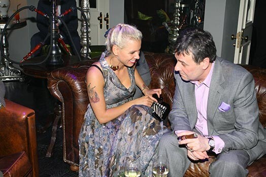 Необычные собеседники ―конкурсантка «Новой волны-2011» Candy кокетничала с известным банкиром Валерием Белоконем на одной из недавних вечеринок