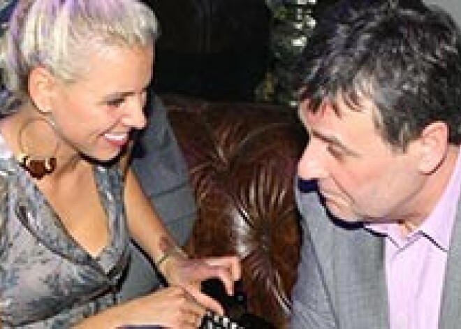 Candy кокетничает с Белоконем, но мужчины ее пока не интересуют