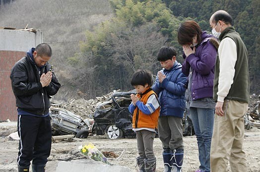 Apritot mēnesim kopš postošās traģēdijas, japāņi dodas uz vietām, kur zaudējuši tuviniekus, lai noliktu ziedus un aizlūgtu par aizgājējiem