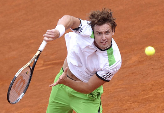 Ernests Gulbis pretiniekam servējot par uzvaru mačā prata atspēlēties no 0:40, bet nākamajā geimā pie paša serves piekāpās "sausajā".