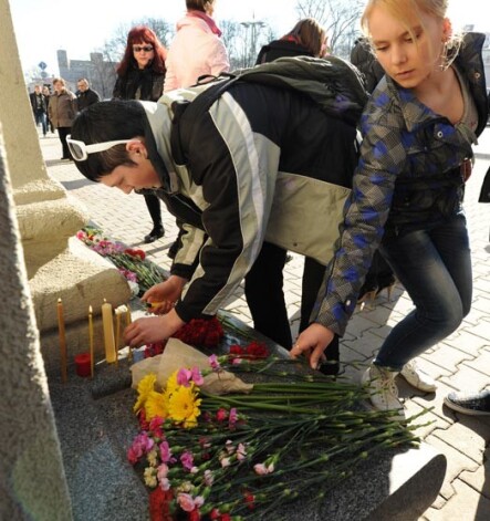 Cilvēki noliek ziedus ārpus 11.aprīlī sprāgušās metro stacijas