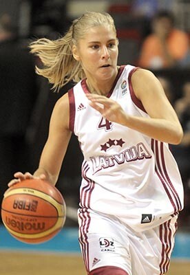 Elīna Babkina ir kļuvusi par visu laiku visaugstāk draftēto Latvijas basketbolisti WNBA draftā.