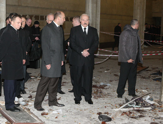 Baltkrievijas prezidents Aleksandrs Lukašenko apmeklējot "Oktjabrjskaja" metro staciju, kurā pirmdien bumbas eksplozijā gāja bojā 12 cilvēki un 192 guva ievainojumus.