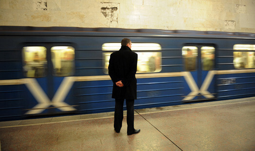 Teroraktā cietušajā Minskas metro stacijā "Oktjabrskaja" pēc metropolitēna kustības atjaunošanas 14.aprīlī redzami vien daži pasažieri.