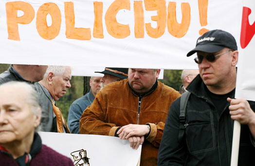 Latvijas policisti 2010. gada pavasarī rīkoja protesta akciju, lai pievērstu sabiedrības uzmanību Iekšlietu ministrijas iestādēs dienējošo un nodarbināto personu neapskaužamajam materiālajam stāvoklim un tā ietekmei uz valsts iekšējo drošību.