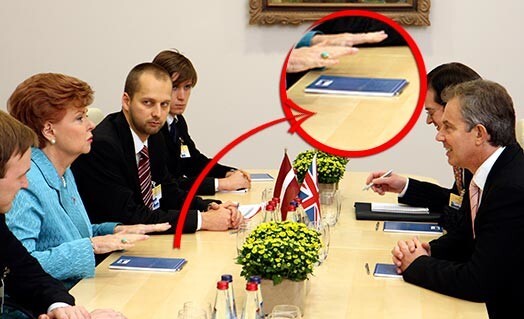 Вайра Вике-Фрейберга во время саммита НАТО в октябре 2006 года и тот самый блокнот