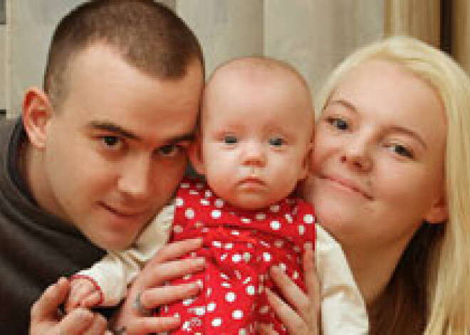 Девочка «из пакета» растет и радует родителей