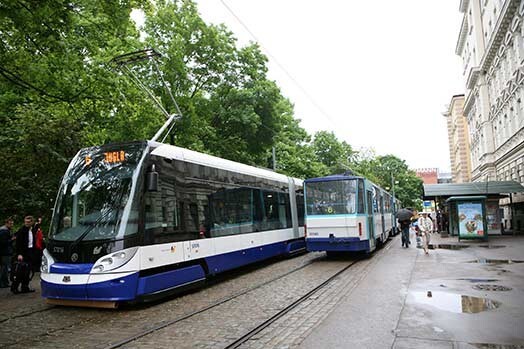 Drīz būs apritējis gads kopš pirmais zemās grīdas tramvajs sāka kursēt Rīgas ielās, tomēr joprojām neviens no tiem nav pieņemts ekspluatācijā.