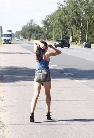 Даже в неурожайный день труженицы трассы могут раcсчитывать на заработок 40-50 латов в день