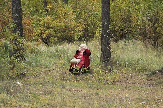 Эту пожилую женщину, которую молодые коллеги зовут клячей, видели, наверное, все шоферы, проезжавшие по шоссе Рига-Даугавпилс. Увидев фотографа, она отдает честь, как бы говоря, что готова на все, причем за вполне умеренную плату: цена ее услуг начинается от 1,5 лата и заканчивается «пятеркой»