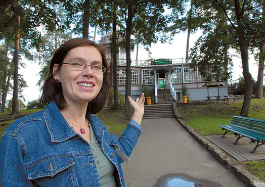 Kas tad ir tas, kas mūs, cilvēkus, tā vilina uz zoodārzu? “Es domāju, ka cilvēki ierauga kaut ko sev līdzīgu. Un, jo vairāk tu uzzini, iepazīsti un iemīli, jo tev ir interesantāk,” teic Rīgas Zooloģiskā dārza izglītības metodiķe Daiga Leimane.