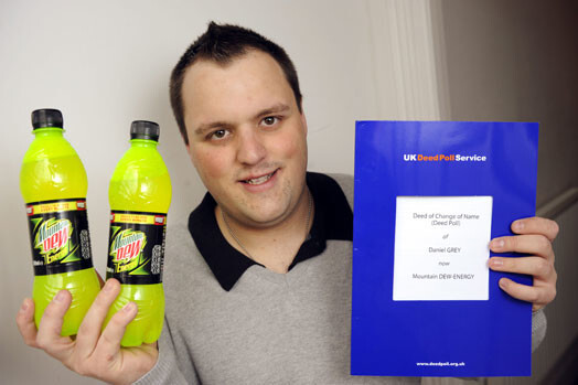 Новоиспеченный Mountain Dew Energy со своим любимым напитком и документом о смене имени