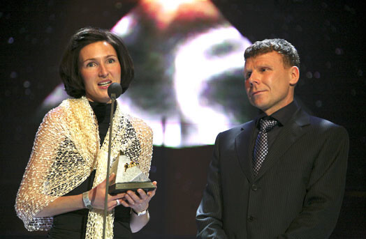 Jeļena Prokopčuka un Aleksandrs Prokopčuks ar saņemto balvu nominācijā "Gada ieguldījums Latvijas sportā" 2007. gadā.