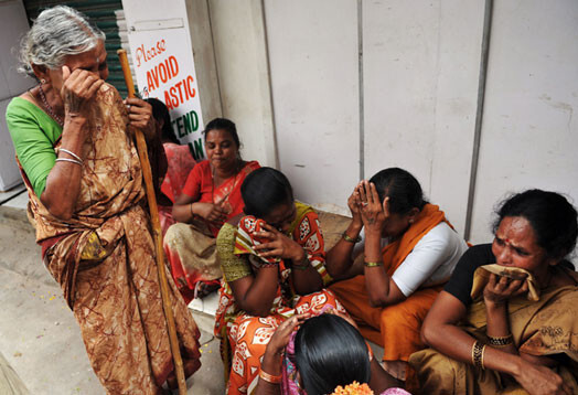 Indijas garīgā līdera Sai Baba sekotāja raud, uzzinot par guru nāvi.