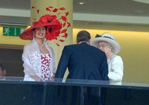 Goga Aškenazi sekundi pirms savas zvaigžņu stundas. Viens no pielūdzējiem princis Endrū nolēmis viņu iepazīstināt ar savu māti — Lielbritānijas karalienei Elizabetei II.