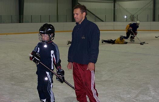 Artūrs un Atis Irbes jauno hokejistu treniņā 2006. gadā Rīgā.