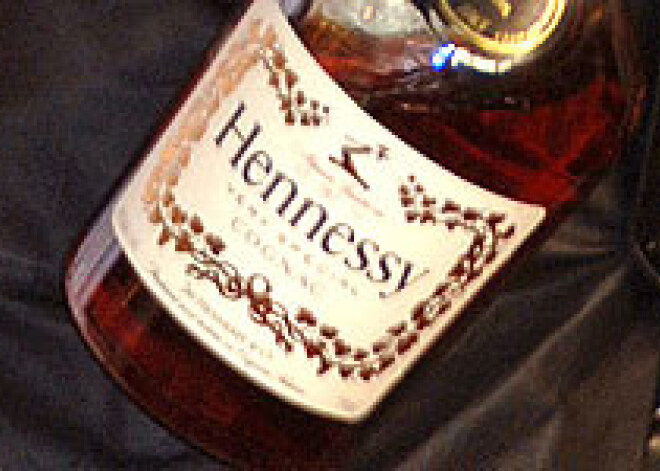 Liepājā pusaudzis no svētku galda nozog „Hennessy” pudeli